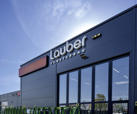 Die Gregor Lauber Fensterbau GmbH aus Singen hat gemeinsam mit H. B. Fuller | Kömmerling und weiteren Partnern ­eine voll­automatisierte Produktionslinie für geklebte Kunststofffenster und -türen ­realisiert.