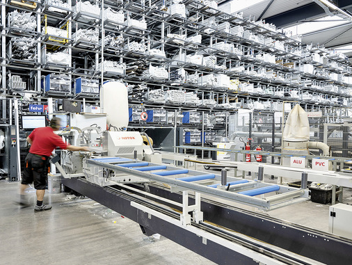 Die Fensterprofile werden als ­Stab­­ware ­angeliefert und in den 230 Kassettenplätzen des ­Hoch­regals einsortiert.