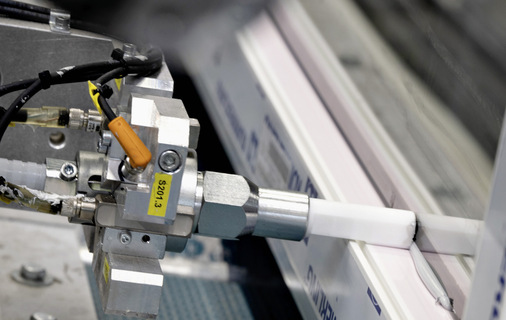 Es wird eine speziell entwickelte Düse zur verbrauchsoptimierten ­Falzgrundklebung ­verwendet.