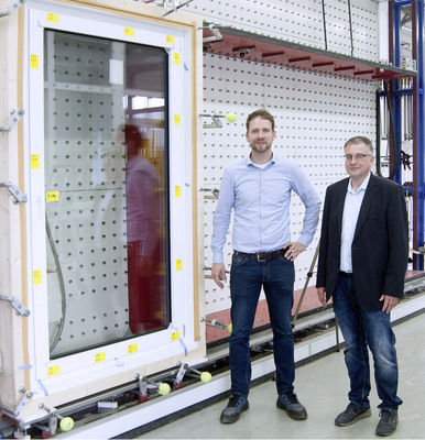 Foppe + Foppe und ­Veka führen ihre Kompetenzen in der Entwicklung ­rationell herzustellender Fenster­konstruktionen zusammen. Im Bild: Klaus Middendorp, Leiter Vertrieb bei Foppe Metallbaumodule (r.) und Dennis Decker, Leiter Veka AluConnect.