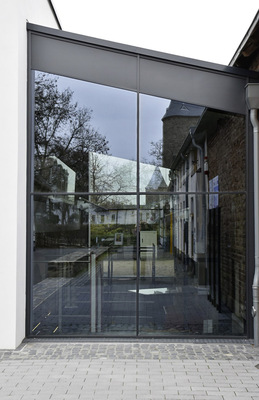 Die neue Schmalglas­fassade von Foppe ermöglicht eine bisher noch nicht ­gekannte Transparenz bei Pfosten-/Riegelfassaden. - © Foto: Foppe
