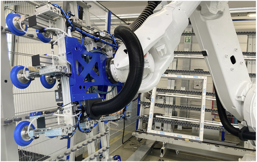  Entlastung für Mitarbeitende: Robotereinsatz für das Einsetzen des Glases in den Flügel 