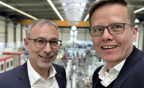 Jörg Breuer mit GW-Chefredakteur Daniel Mund beim Rundgang durch die Produktionshallen. - © Foto: Daniel Mund / GLASWELT
