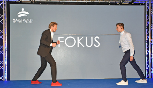 Was alles geht: Der Bewährungsstahl wird in die Kuhle