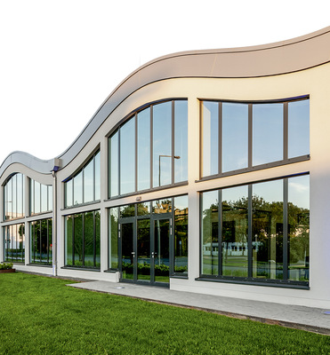 Das Objekttürsystem heroal D 72 unterstreicht mit der schlanken, modernen Optik der Türprofile die außer­gewöhnliche Gestaltung der Gebäudetrakte