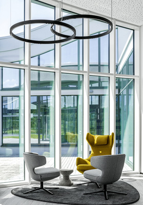 Klar u﻿nd geradlinig betont das Fassadensystem ­heroal C 50 die schlichte Formgebung der Architektur und kombiniert diese mit guter Wärmedämmung.