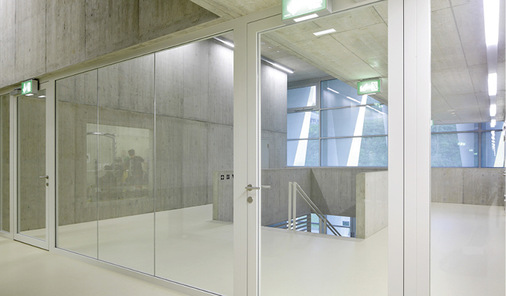 Eine Schörghuber Designvariante ist die Systemverglasung 25 V-S. Hier werden die Scheiben mit Silikon verbunden, was für maximale Transparenz sorgt.