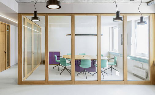 In Büro- und Verwaltungsgebäuden werden oftmals Festverglasungen in Kombination mit Türen eingesetzt. - © Foto: peter margis / Schörghuber

