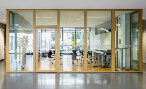 Typisches Anwendungsbeispiel für Schörghuber ­Festverglasungen: das transparente Klassenzimmer.