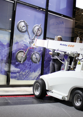 Hier ein TGT Robby bei der Glasmontage