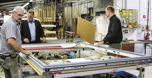 Aufsetzen der Alu-Deckschale.