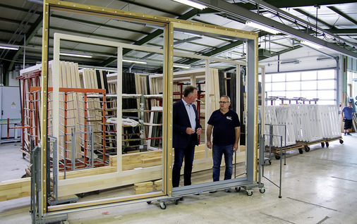 Fast fertiger Flügel. Außen wird noch der Alurahmen aufgeklipst.