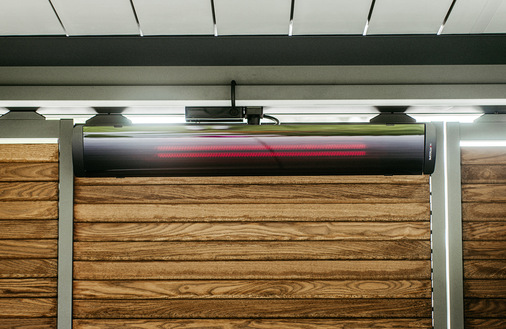 Zur Ausführung kamen seitliche Schiebeläden mit Holzlamellen, eine Senkrechtmarkise im Frontbereich, Wind- und Regensensor, Beleuchtung in den Lamellen als auch in der Umrandung und Infrarotstrahler.