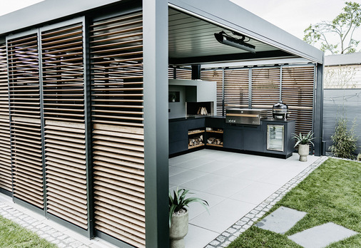 Der vordere Teil der 6 × 4 m großen Imago kann mit der Senkrechtmarkise Magiko verschlossen werden. Der teiltransparente Behang läßt ein einfaches Öffnen und Schliessen zu und wird über einen Wind- und Regensensor gesteuert.