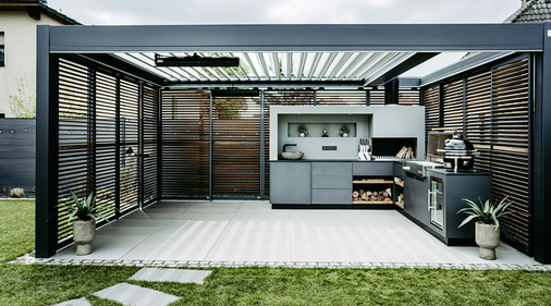 Die beweglichen Eschenholzlamellen der Aura Module sind in mehrere Bereiche geteilt, und können so beispielsweise auf der einen Seite geöffnet und auf der anderen geschlossen werden. Querlüften ist damit jederzeit möglich.