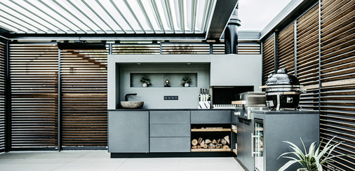 Für das integrierte Grillfeuer wurde zusätzlich ein Spezialglas für die optionale Ausstattung „Look at the Sky“ ­angefertigt und installiert, um Hitzeschäden in diesem Bereich sicher zu vermeiden.