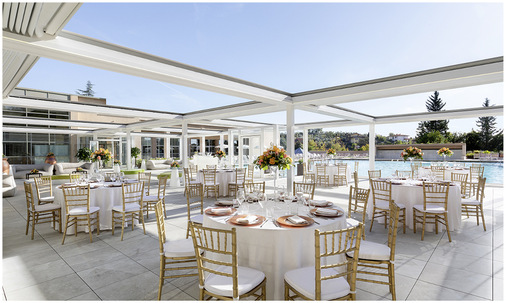 Auf 310 m2 wurden 9 Pergolen Isola 3 mit der Line Glass Verglasung als Schiebeelemente installiert.