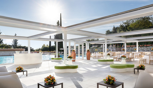 Mit den Pergolen ist es gelungen einen geschützten Raum am Pool zu schaffen, in dem ein Entspannungsbereich für die Gäste eingerichtet werden kann.