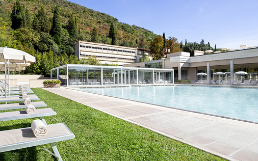 Die Profile werden aus stranggepresster Aluminium-Legierung hergestellt. Die ­Abmessungen der Führungsschienen betragen 16 × 23 cm, der Säulen 16 × 16 cm.