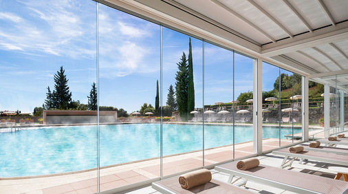 Die Glasschiebetüren mit rahmenlosen Türen und Bodenführung bestehen aus 10 mm Sicherheitsglas und sind frei verschiebbar. Die untere Schiene ist 18 mm hoch.