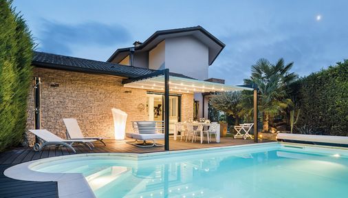 Dank des dreischichtigen technischen Verdunkelungsmaterials schützt die Abdeckung den darunter liegenden Raum wirksam vor der Sonne.