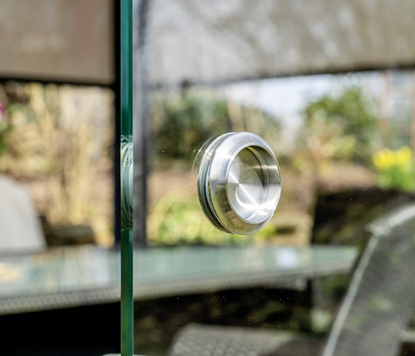 Das Öffnen und Schließen geht mit der ansprechenden Griffmuschel aus Edelstahl leicht von der Hand.