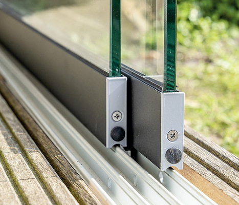 Eine 4-spurige Laufschiene garantiert jederzeit ein leichtgängiges Verschieben.