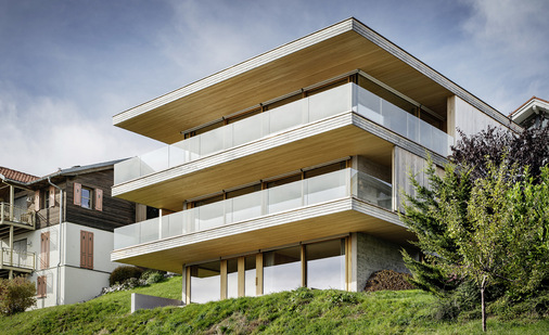 Die Holzmodulbaueise und das Glasgeländer GM Railing haben eines gemeinsam: Sie werden zum Großteil bereits im Werk vormontiert.