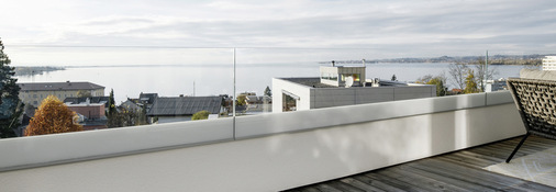 G﻿las Marte zeigt auf der BAU zudem Absturzsicherungen aus Glas, die sich auf oder an bestehenden (Beton-)Brüstungen montieren lassen. - © Foto: Glas Marte
