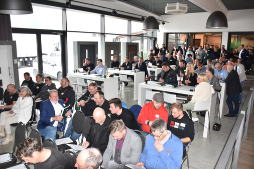 Volles Haus in Verl: An insgesamt 3 Terminen hatte nach 3 jähriger Abstinenz der Fensterhersteller EGE die Fachhändler herzlich willkommen geheißen.