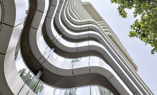 Das Glas der Balkonbrüstungen ist mit einem Streifendesign-Druck versehen.