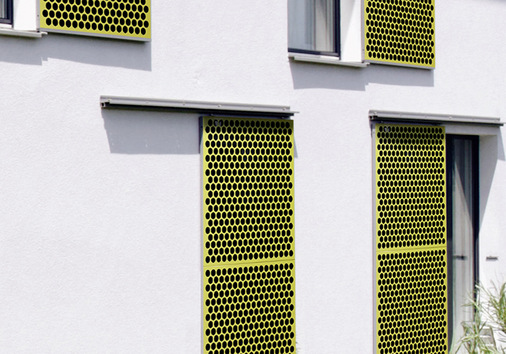 Platz für solare Elemente ist auch auf jeder design orientierten Fläche, wie z.B. hier bei Schiebeläden. 