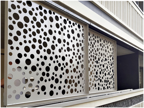 Schiebeläden als Sichtschutz können in vielen Ausführungen geliefert werden.