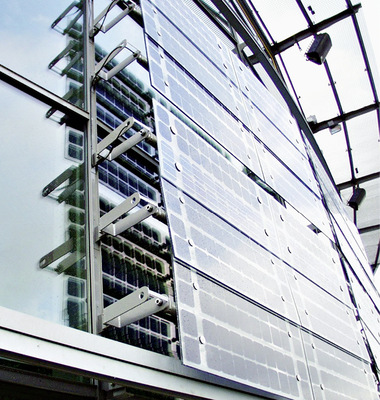 Bewegliche Solar­elemente gibt es schon länger. Sie werden zukünftig eine größere ­Rolle an der Fassade spielen.