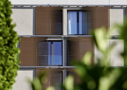 Mit der Abdeckblende werden Schienen, Laufwagen und ­Antriebe komplett verblendet. Das entsprechende Trägerprofil ist ­direkt an der Fassadenkonstruktion montiert.