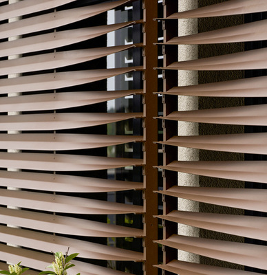 Die Lamellen und die Rahmen aus Aluminium-Rechteckrohr wurden in der Farbe 908666 Rosteffekt, Patina braun ausgeführt.