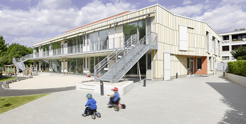 Die breiten und elektrisch betriebenen Aluminium-Schiebeläden wurden mithilfe des Baier-Montagesystem Herakles CS/100 montiert.