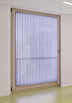 Die senkrechtstehenden, starren Aluminium-Lamellen bieten zugleich verläßlichen Sicht- und Sonnenschutz.