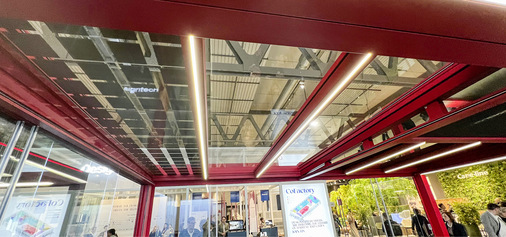 Glasstrukturen in Teilbereichen von Lamellendachkonstruktionen zeigen sich immer häufiger wie hier auf dem Messestand von KE. Hier kommen auch Photovoltaikzellen zum Einsatz.