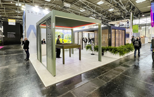 Seitliche Verschlüsse in Form von Schiebeläden mit Lamellen wurden in den unterschiedlichsten Farb- und Materialvarianten vorgestellt. 