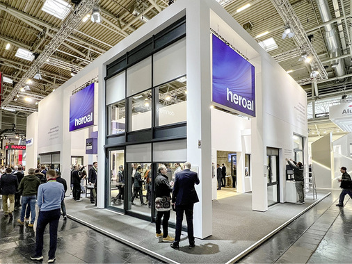 Sonnenschutz an der Fassade war das Thema bei ­Heroal. Eine innovative Ecklösung für ZIP-Systeme ­wurde als eines der Highlights präsentiert.