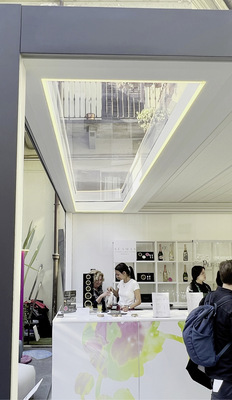 Das Plexyglaspanel Look at the Sky ist UV- und witterungsbeständig, und schafft natürliches Tageslicht.