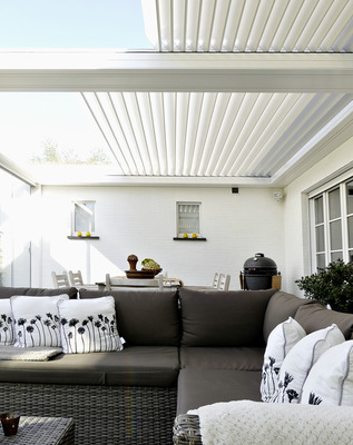 Mit einer einzigen Bewegung drehen sich die Lamellen und fahren ein, um das gesamte Dach zu öffnen.