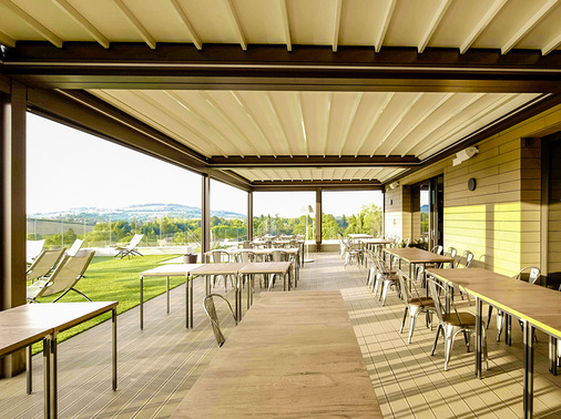 Die Pergola kann je nach Wetter und den Wünschen der Kunden schnell geschlossen oder geöffnet werden.