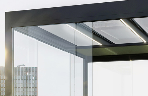 Die integrierte LED-Beleuchtung in den Sparren erlaubt eine elegante und stimmungsvolle Beleuchtung bei Dämmerung.