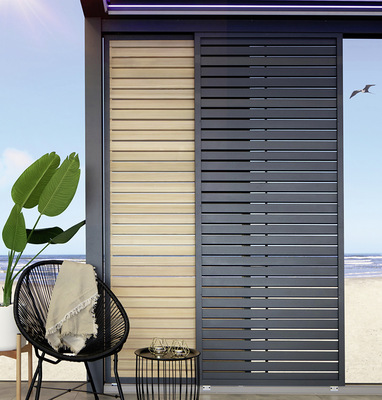 Seitliche Schiebeläden aus Holz oder Aluminium setzen elegante Designakzente. Die Beschichtung der Aluminiumläden ist passend zum Gestell oder in Kontrastfarbe möglich.