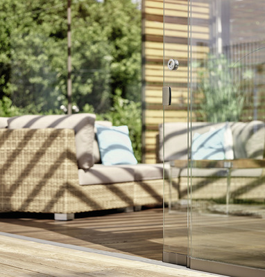 Seitliche Glasschiebesysteme bieten transparenten Schutz vor Wind und Kälte und garantieren den Blick nach draußen.
