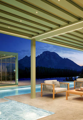 Zum ersten Mal ermöglicht ein Pergola­dach die Installation von stationären Lichtquellen im Dachbereich.