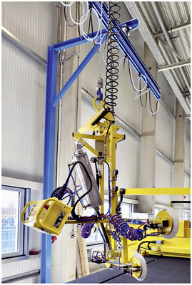 Flexibilität ­bieten ketten­geführte Hebegeräte, die sich an einem Schwenkkran oder auch an einer Überkranung ­fixieren lassen.