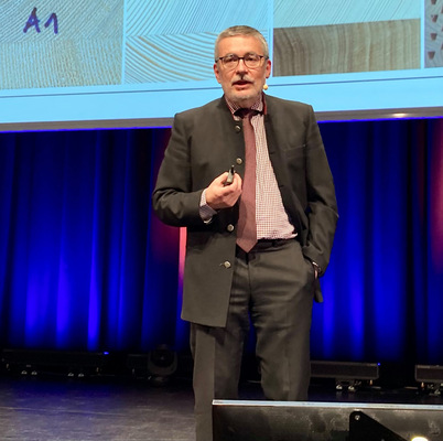 Peter Schober blickt noch einmal zurück auf seine über 40 Jahre Agenda an der Holzforschung Austria.